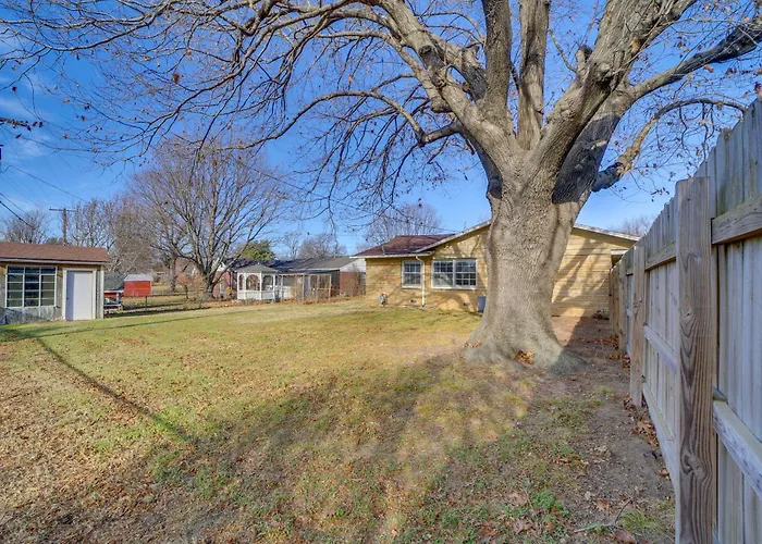 W/ Yard: 5 Mi To Downtown! Holiday home *
