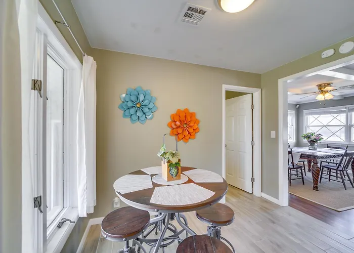 W/ Yard: 5 Mi To Downtown! Holiday home *