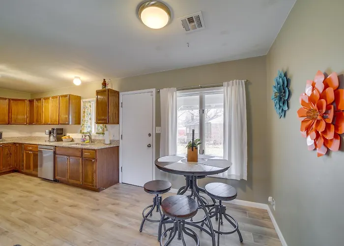 Holiday home W/ Yard: 5 Mi To Downtown! Tulsa