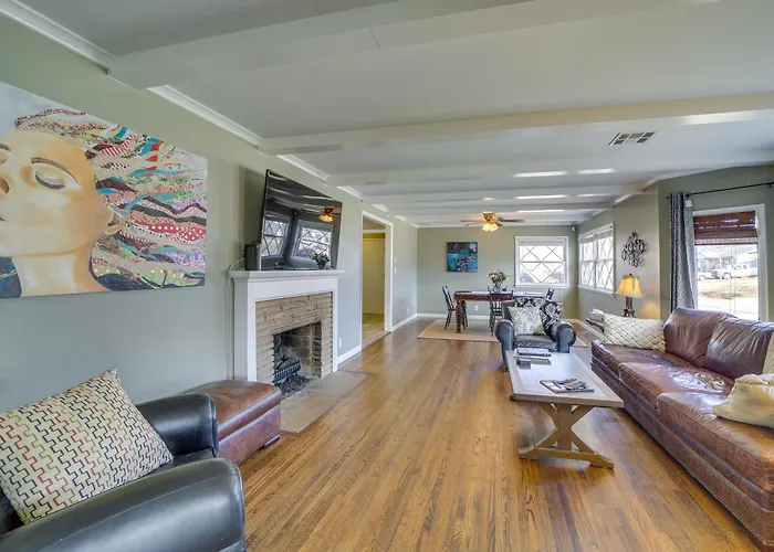 W/ Yard: 5 Mi To Downtown! Holiday home
