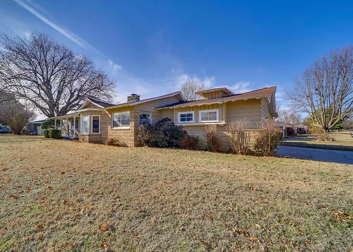 W/ Yard: 5 Mi To Downtown! Holiday home Tulsa