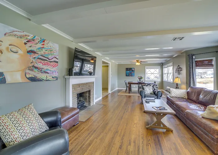 W/ Yard: 5 Mi To Downtown! Holiday home Tulsa